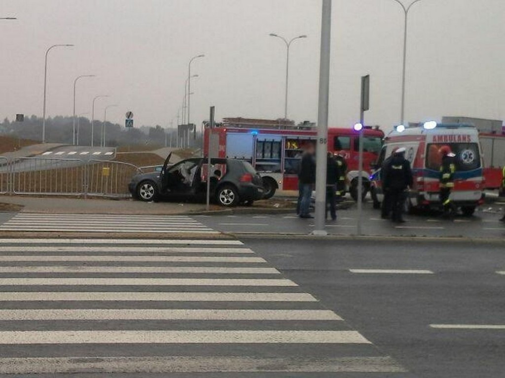 Ul. Poligonowa: Dwie osoby ranne po zderzeniu dwóch aut na skrzyżowaniu
