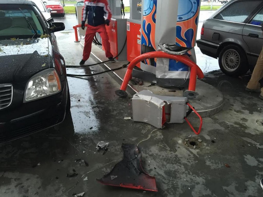 Groźna kolizja na stacji paliw. Mazda uderzyła w słup