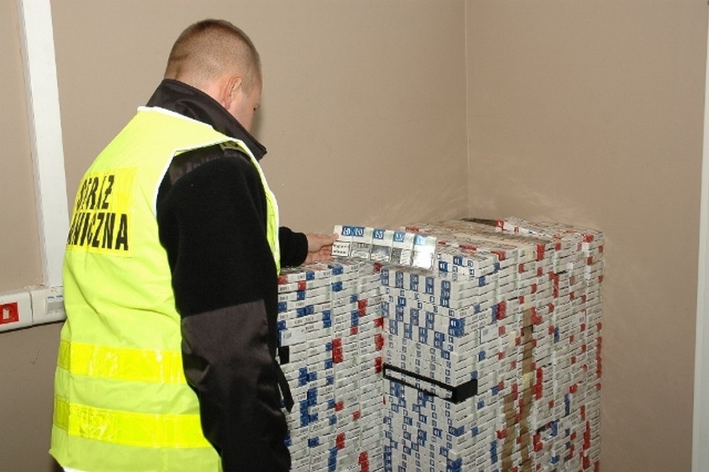 Terespol: Papierosy o wartości ponad 280 tys. złotych pod ładunkiem drewna