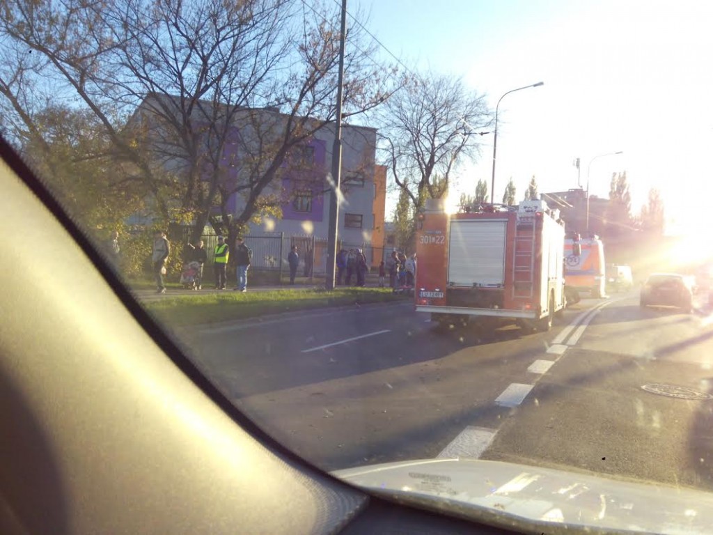Ul. Wolska: Zderzenie motocykla z oplem. Jedna osoba trafiła do szpitala