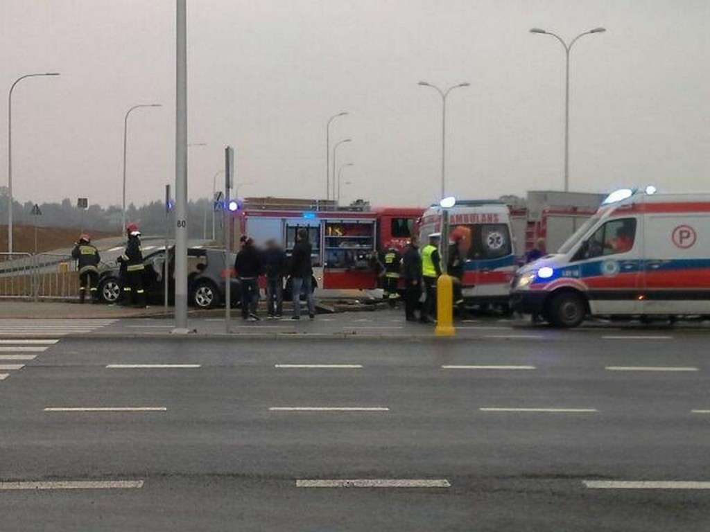 Ul. Poligonowa: Dwie osoby ranne po zderzeniu dwóch aut na skrzyżowaniu