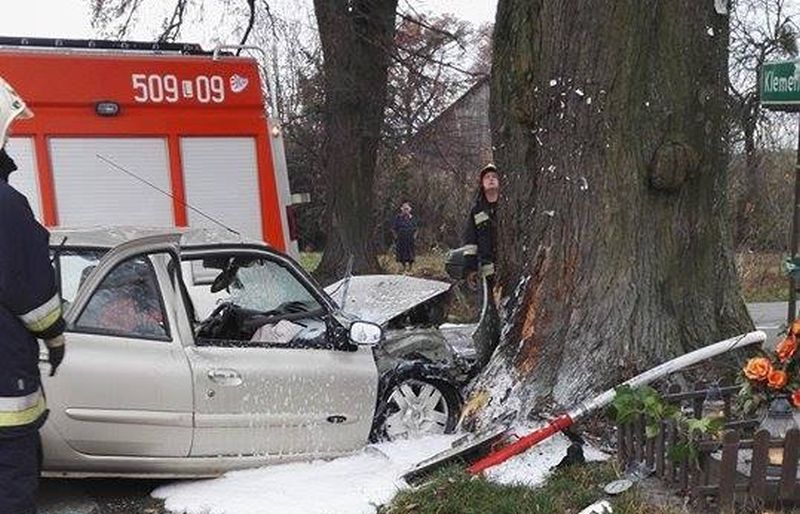 Groźny wypadek na drodze Celejów – Końskowola. Ciężko ranny kierowca trafił do szpitala