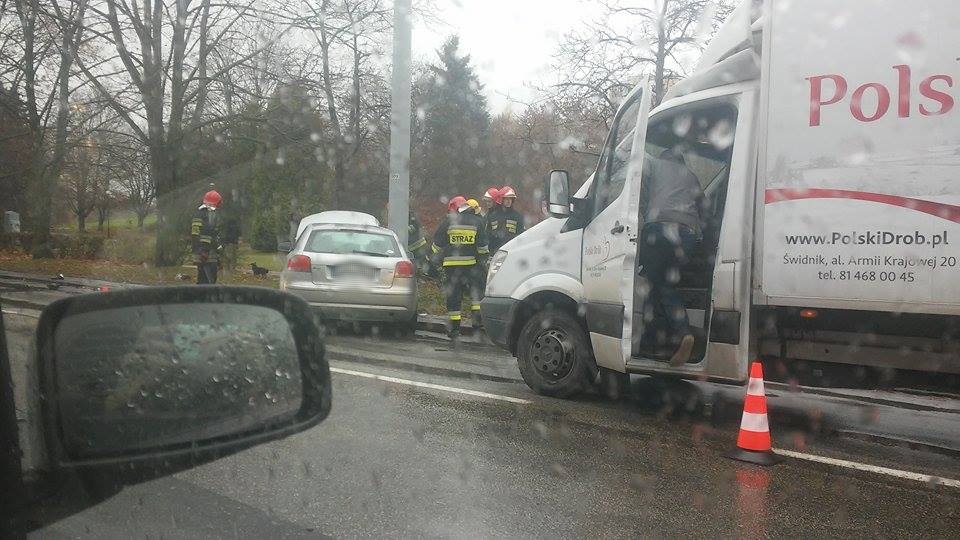 Ul. Głęboka: Audi uderzyło w słup. Jedna osoba trafiła do szpitala