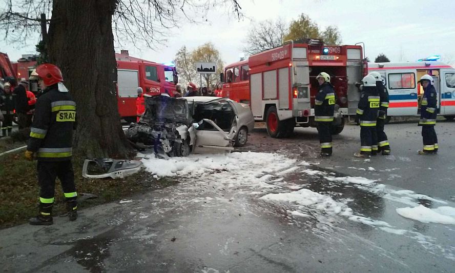 Groźny wypadek na drodze Celejów – Końskowola. Ciężko ranny kierowca trafił do szpitala