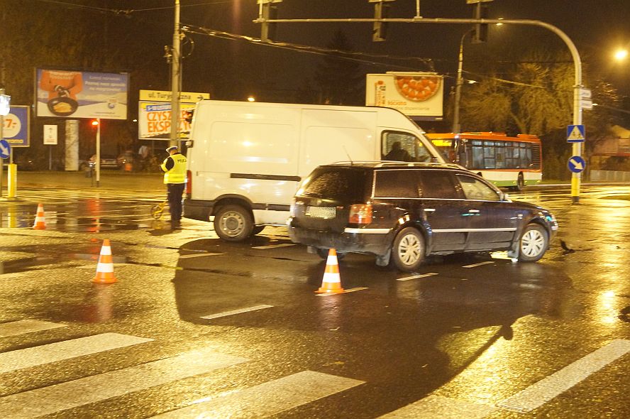 Zderzenie dwóch aut na skrzyżowaniu ul. Krańcowej z Drogą Męczenników Majdanka