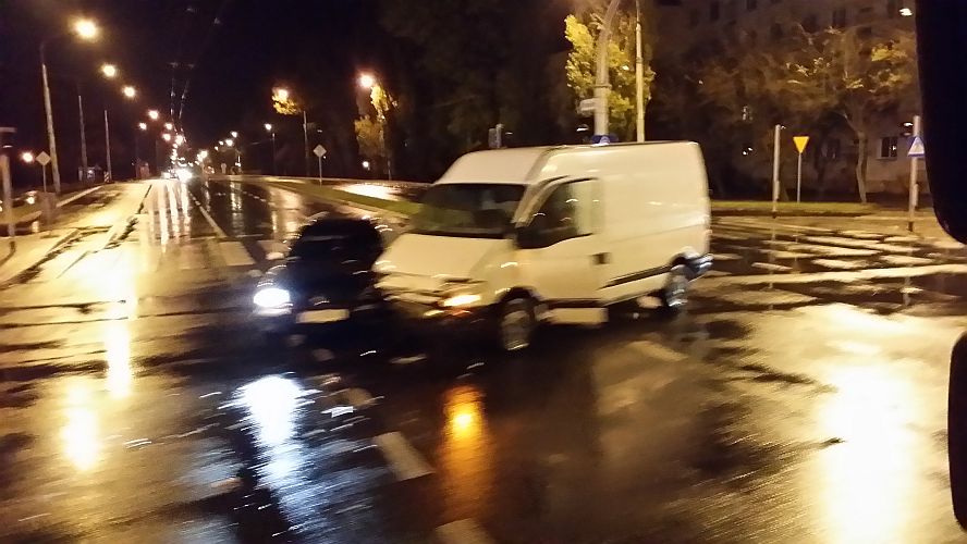 Zderzenie dwóch aut na skrzyżowaniu ul. Krańcowej z Drogą Męczenników Majdanka