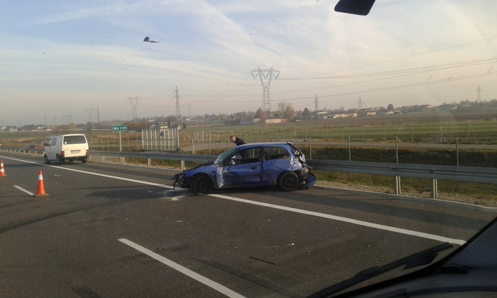 Wypadek na obwodnicy Lublina. Auto uderzyło w bariery, dwie osoby ranne