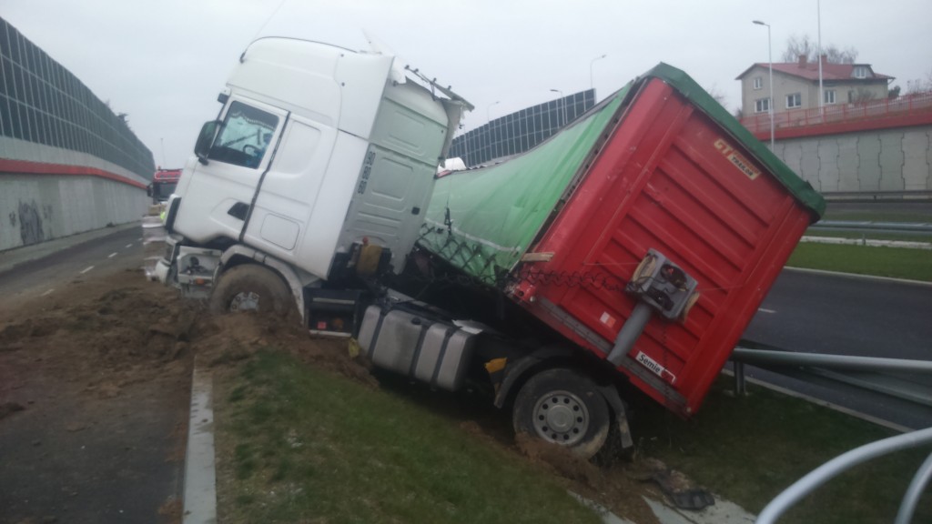 Lublin: Groźne zderzenie ciężarówki z samochodem dostawczym