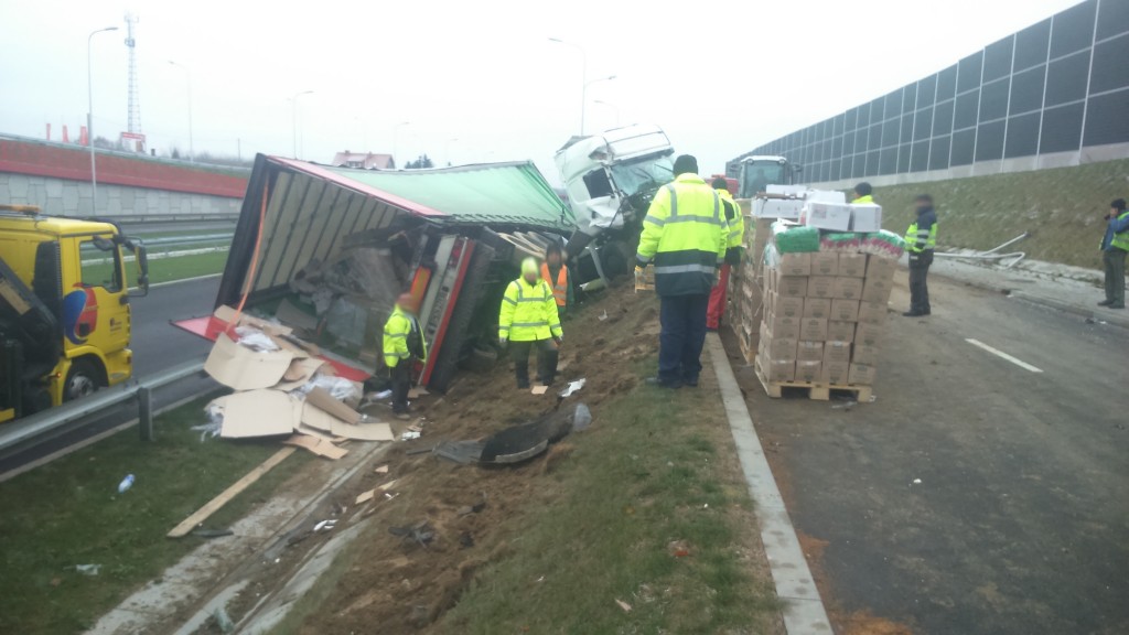 Lublin: Groźne zderzenie ciężarówki z samochodem dostawczym