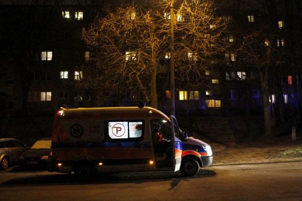 Ul. Pana Tadeusza: Dwie osoby trafiły do szpitala po zatruciu tlenkiem węgla