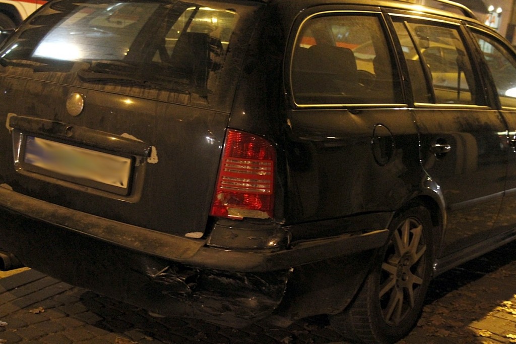 Ul. Narutowicza: Zderzenie dwóch aut i potrącenie. Jedna osoba trafiła do szpitala