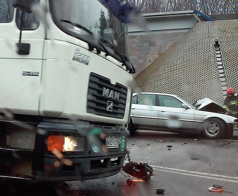 Wandzin: Zderzenie bmw z ciężarówką. Zamknięta droga Lublin – Lubartów