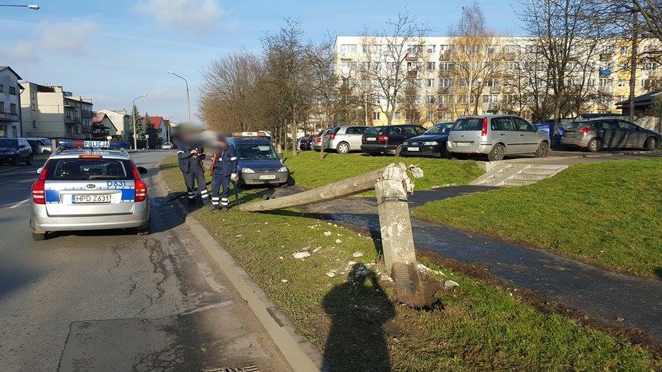 Lublin: Volvo wjechało w słup. Kierowca uniknął zderzenia z innymi autami