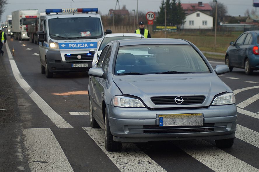 Niemce: Zderzenie dwóch aut przed przejściem,  jedna osoba w szpitalu
