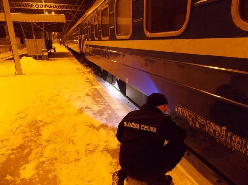 Dorohusk: Papierosy o wartości 100 tys. złotych jechały w pociągu z Kijowa