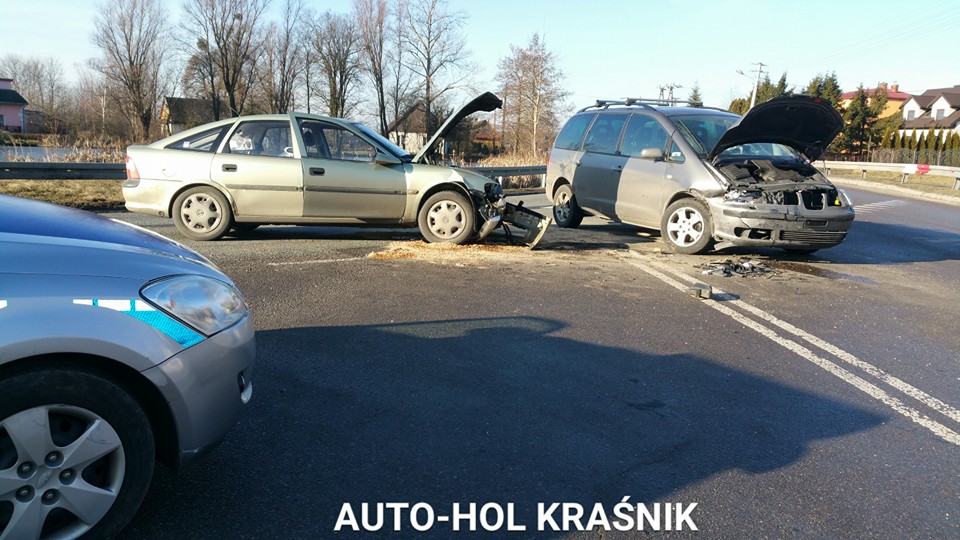 Polichna: Zderzenie seata z oplem. Dwie osoby w szpitalu  AKTUALIZACJA