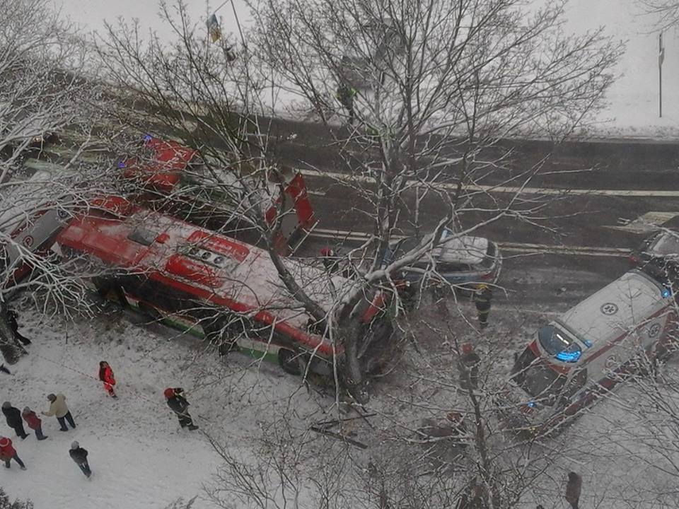 Lublin: Autobus uderzył w drzewo. Siedem osób rannych
