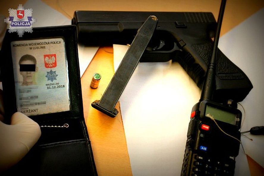 Fałszywy policjant zatrzymany w Lublinie. Miał broń, odznakę i radiostację
