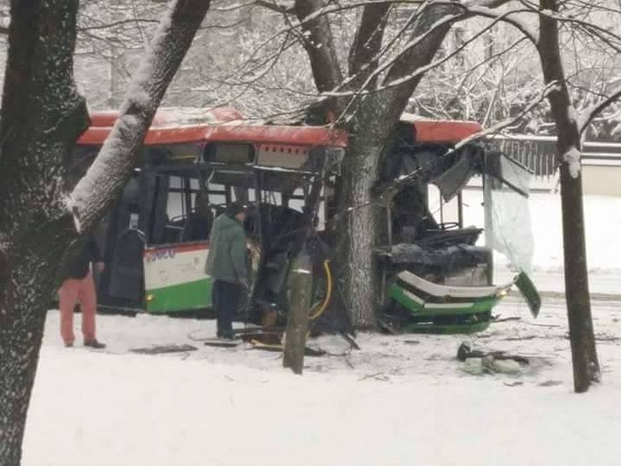 Lublin: Autobus uderzył w drzewo. Siedem osób rannych