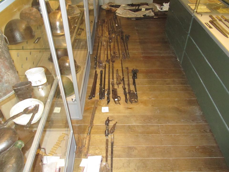 Policja z prokuraturą „aresztowała” eksponaty. Teraz broń wróciła do muzeum