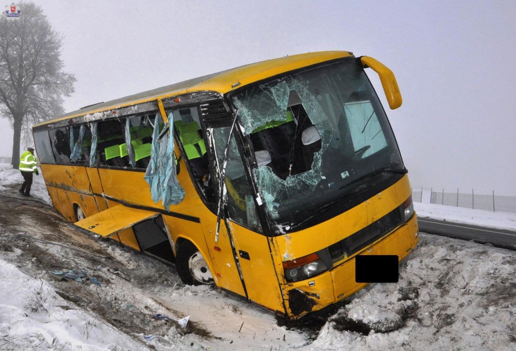Alojzów: Ukraiński autobus wpadł do rowu. Kierowca przesadził z prędkością