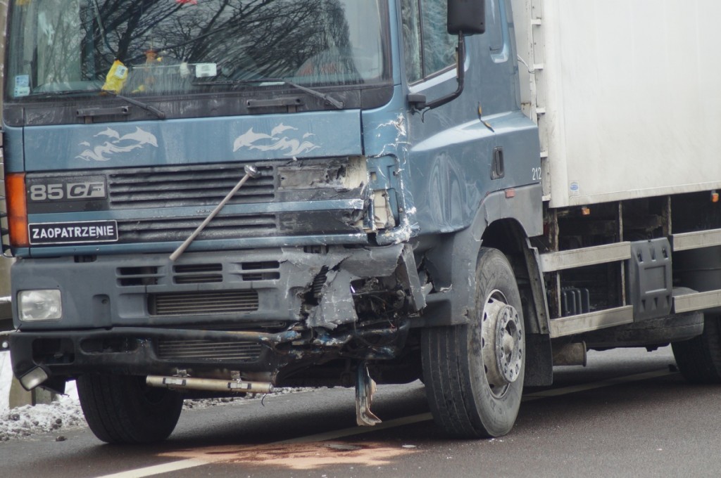 Janów: Czołowe zderzenie toyoty z ciężarówką. Zablokowana droga krajowa nr 12