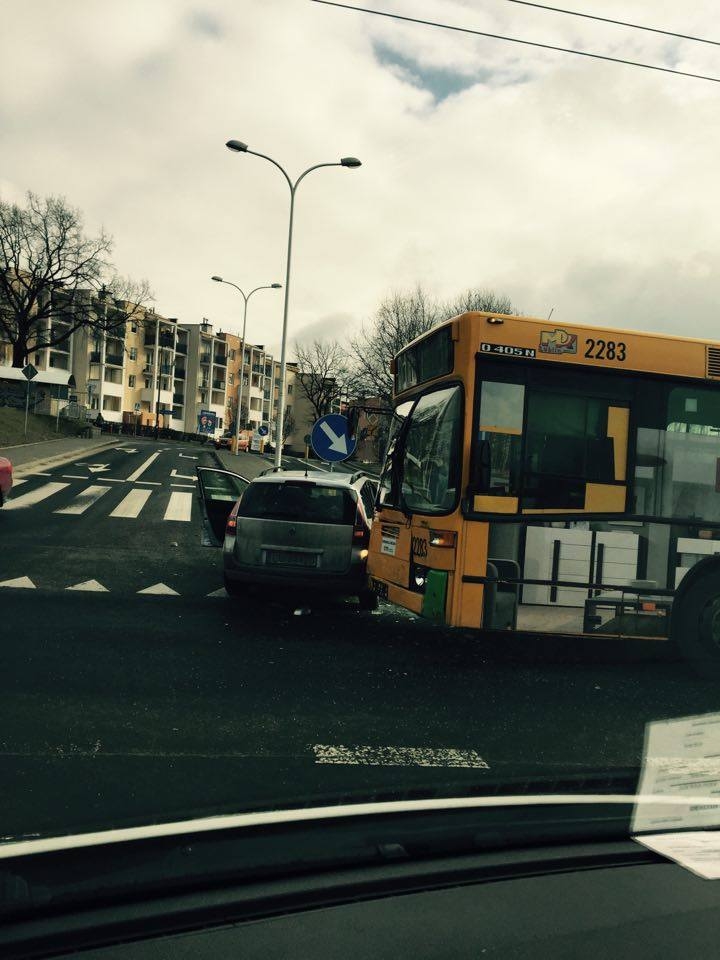 Ul. Granitowa: Wjechał wprost przed autobus. Trzy osoby w szpitalu