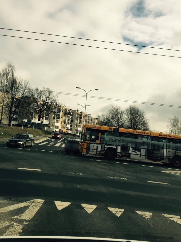 Ul. Granitowa: Wjechał wprost przed autobus. Trzy osoby w szpitalu