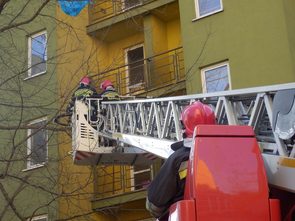 Lublin: Z okna akademika wyrzucił rower i zawartość pokoju. Trafił do szpitala