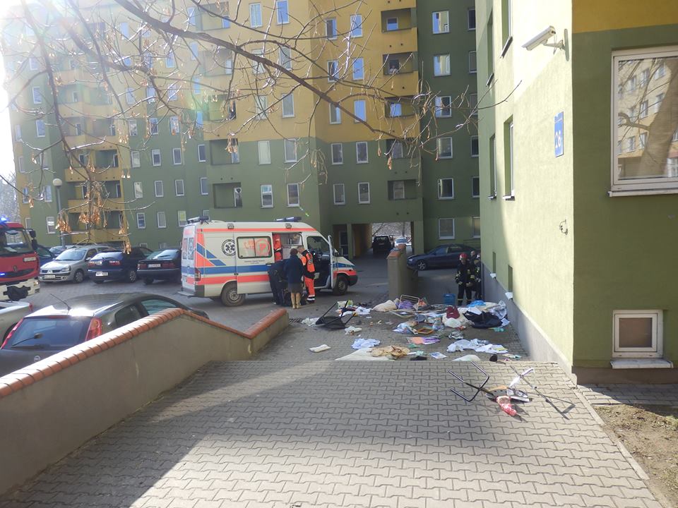 Lublin: Z okna akademika wyrzucił rower i zawartość pokoju. Trafił do szpitala