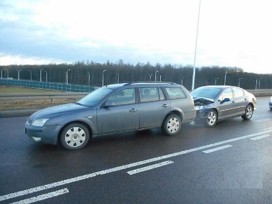 Zderzenie dwóch aut pomiędzy Świdnikiem a Lublinem. Dwie osoby w szpitalu