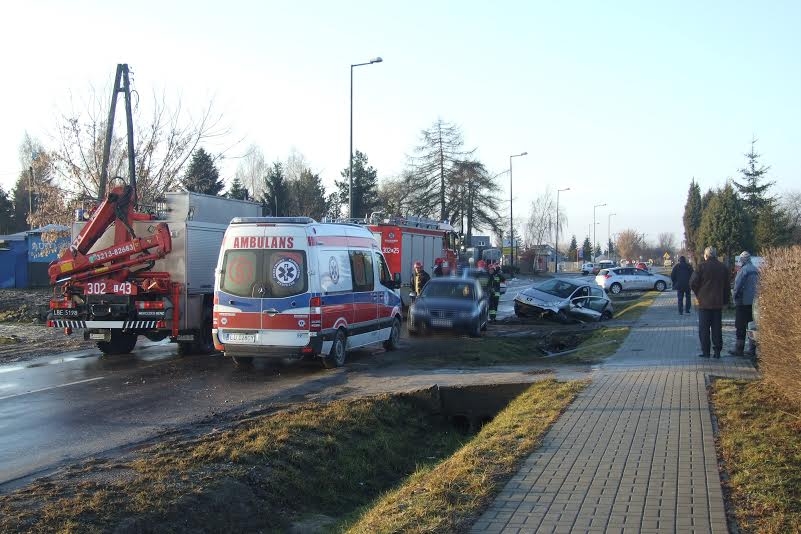 Ul. Janowska: Auto wpadło do rowu. Dwie osoby trafiły do szpitala  ZOBACZ MOMENT WYPADKU