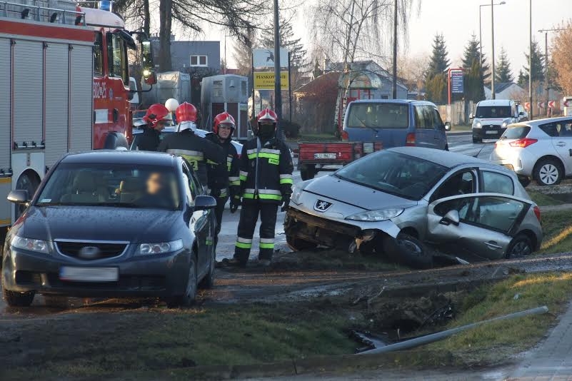 Ul. Janowska: Auto wpadło do rowu. Dwie osoby trafiły do szpitala  ZOBACZ MOMENT WYPADKU
