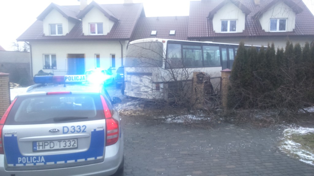 Ul. Wyzwolenia: Autobus staranował ogrodzenie i zatrzymał się przed drzwiami domu
