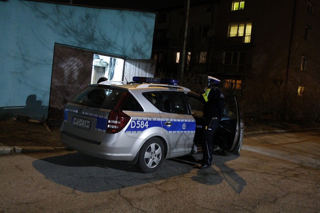 Ul. Cynamonowa: Uderzyły w latarnię i uciekły a auto schowały w garażu. Obie były pijane