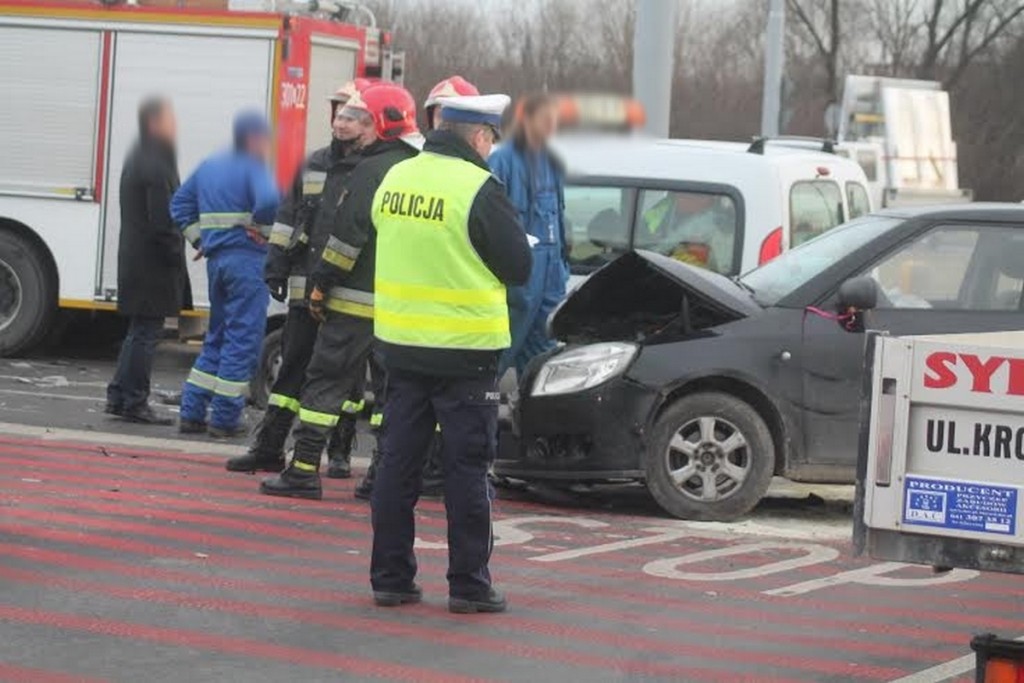 Ul. Diamentowa: Trzy osoby poszkodowane w zderzeniu dwóch aut na skrzyżowaniu