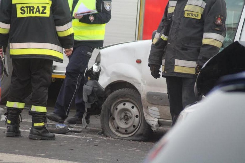 Ul. Diamentowa: Trzy osoby poszkodowane w zderzeniu dwóch aut na skrzyżowaniu