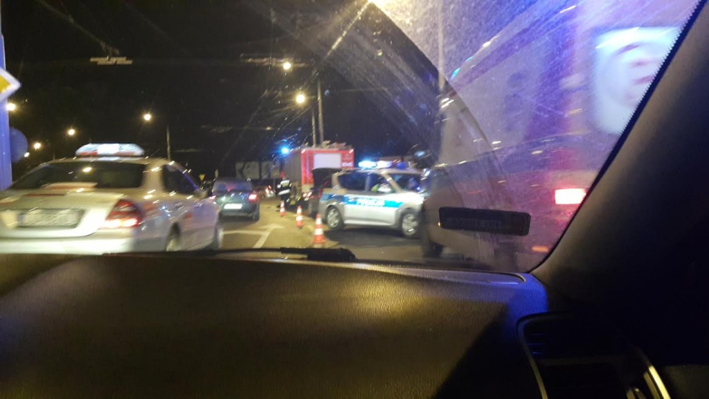 Ul. Diamentowa: Dwie osoby trafiły do szpitala po zderzeniu dwóch aut na skrzyżowaniu