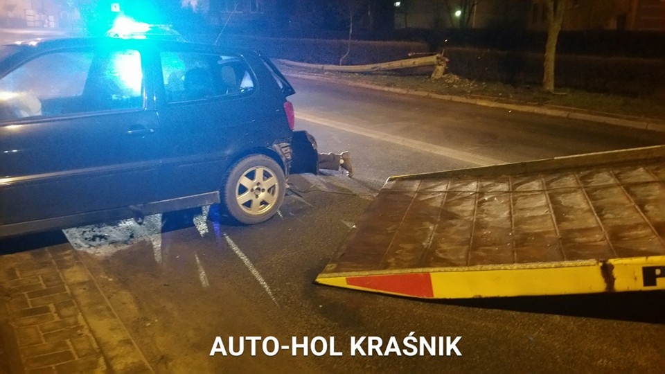 Kraśnik: Volkswagen uderzył w latarnię. 19-latek wiózł pasażerów po pijanemu