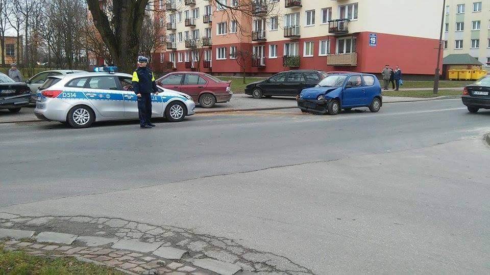 Kraśnik: Zderzenie dwóch aut na ul. Niepodległości. Jedna osoba trafiła do szpitala  AKTUALIZACJA