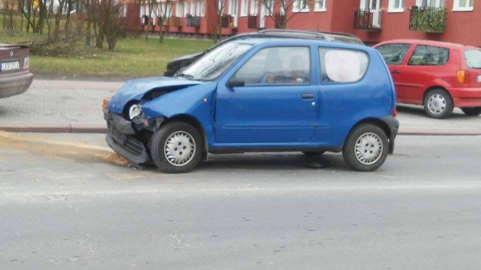 Kraśnik: Zderzenie dwóch aut na ul. Niepodległości. Jedna osoba trafiła do szpitala  AKTUALIZACJA