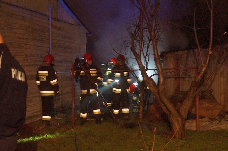Wieczorny pożar na ul. Firlejowskiej. Spłonęła szopa, zagrożony był dom
