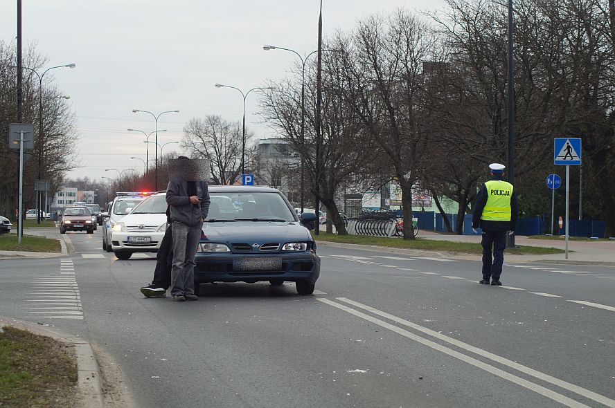 Ul. Związkowa: Zderzenie mercedesa z nissanem. Jedna osoba w szpitalu