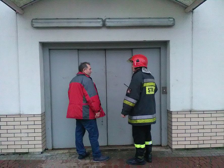 Ul. Hempla: Utknęli w windzie, która nie powinna działać. Interweniowali strażacy