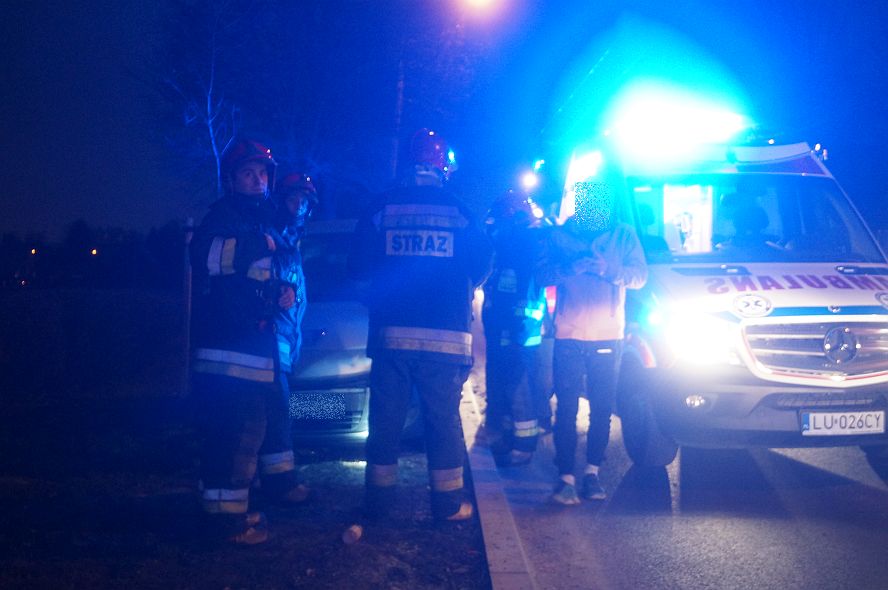 Droga Męczenników Majdanka: Peugeot wjechał w fiata. Dwie osoby w szpitalu