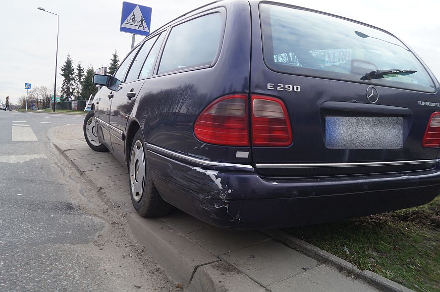 Ul. Związkowa: Zderzenie mercedesa z nissanem. Jedna osoba w szpitalu