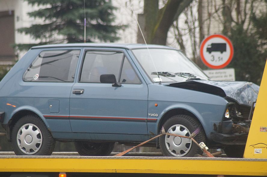 Ul. Kunickiego: Zignorował fordem czerwone światło, doprowadził do zderzenia z yugo