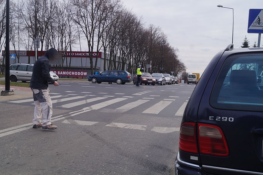 Ul. Związkowa: Zderzenie mercedesa z nissanem. Jedna osoba w szpitalu