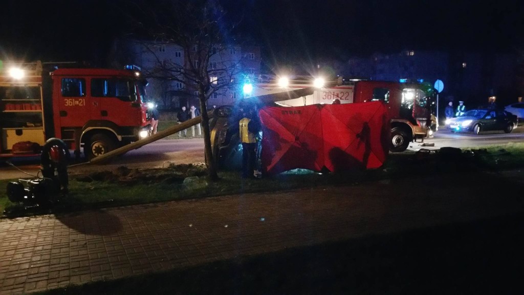 Chełm: Audi ścięło betonowy słup. Jedna osoba nie żyje, dwie trafiły do szpitala