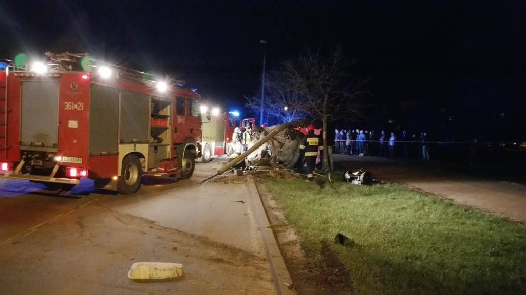 Chełm: Audi ścięło betonowy słup. Jedna osoba nie żyje, dwie trafiły do szpitala
